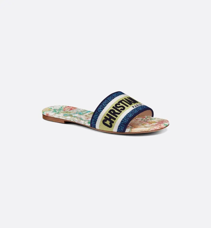 👟👟Ex-factory price 300👟👟 Dior women’s DWAY embroidered half-flops! Flat-soled slippers with letters for street wear. This year, Dor went crazy and changed designers. The whole style changed. Those who liked them quickly grabbed a pair as soon as possible! This knitted embroidered slipper is not just ordinary, comfortable and beautiful. It is a new series of three-dimensional letter embroidered slippers with a very stylish style. It is made with Dior Logo woven canvas embroidery technology! Fashionable touch! Flat slippers are classic, high-quality and glamorous masterpieces. The most popular spring and summer series in the counter are both temperamental, fashionable, classic and attractive. The design style is particularly beautiful on the feet∽ Whether it is a beach vacation or daily wear, it is absolutely full of freshness! ❤️Density embroidery, exquisite ogo texture and delicate lambskin midsole are super comfortable! This must-have item for summer, whether it is a beach vacation or daily wear, it is definitely full of freshness! Made in China with rubber sole and colorful hard box packaging, the high-end and luxurious feel is clear at a glance! Code number: 35——40 41 42 customized color, black, pink, gray